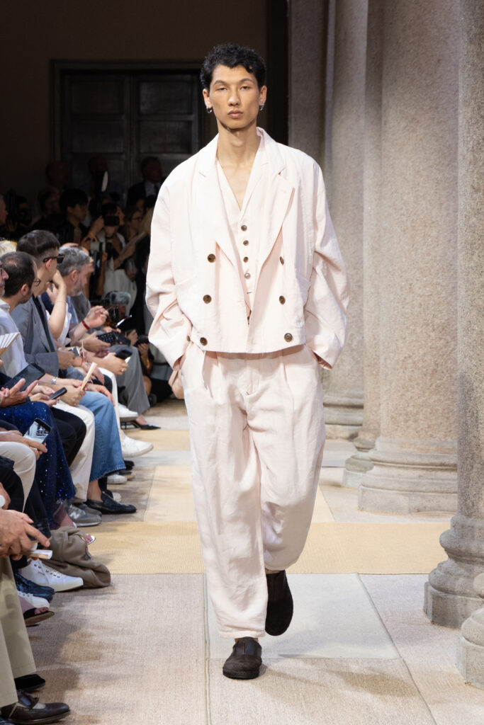 Giorgio Armani SS27 : quand le Marché Méditerranéen devient territoire de style 57 138 138