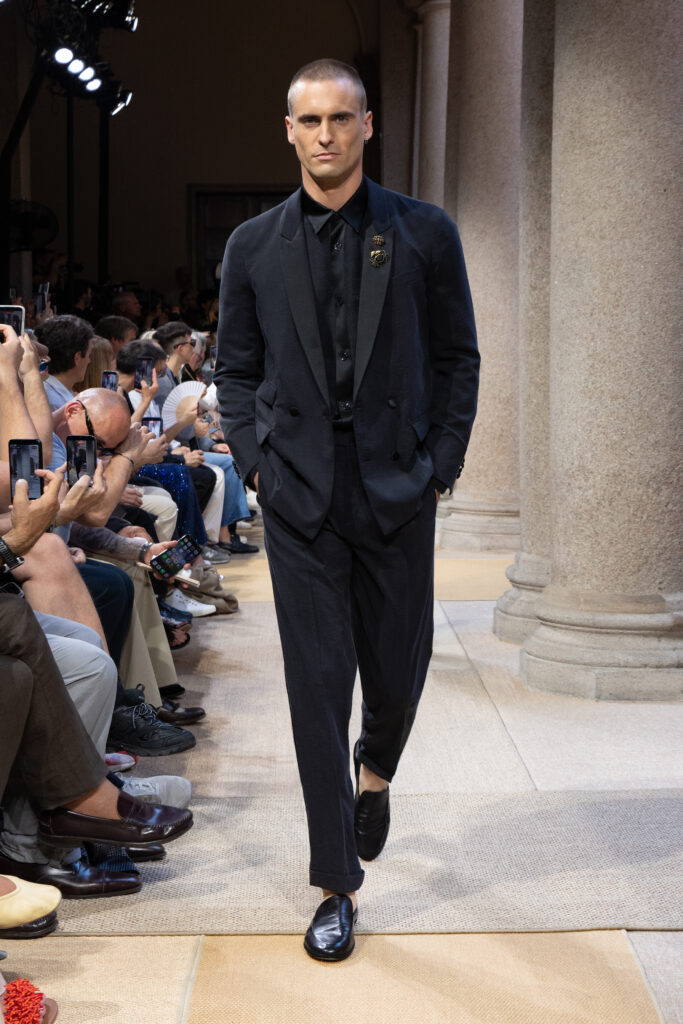 Giorgio Armani SS27 : quand le Marché Méditerranéen devient territoire de style 25 154 154