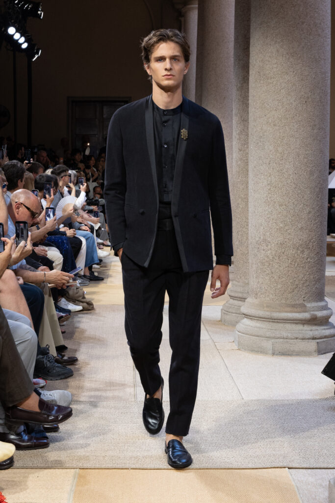 Giorgio Armani SS27 : quand le Marché Méditerranéen devient territoire de style 61 155 155