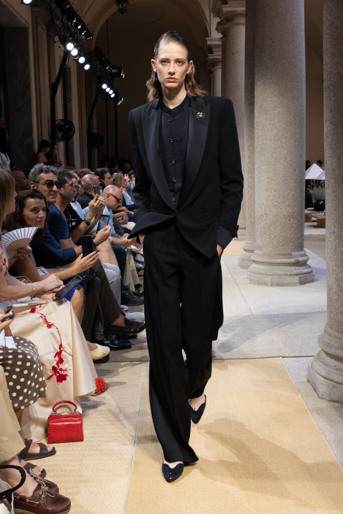Giorgio Armani SS27 : quand le Marché Méditerranéen devient territoire de style 51 159 159