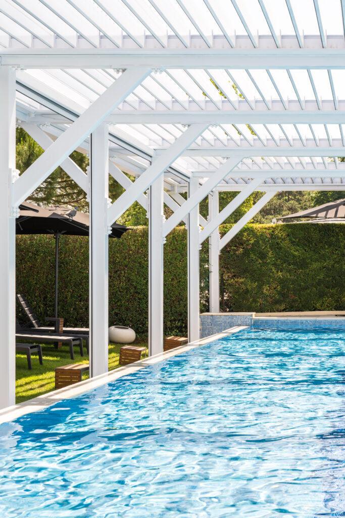 L'Hôtel Renaissance de Saint-Cloud : l'été sans partir 25 2026 06 15 Renaissance Piscine Antoine Pihen Photographe 1