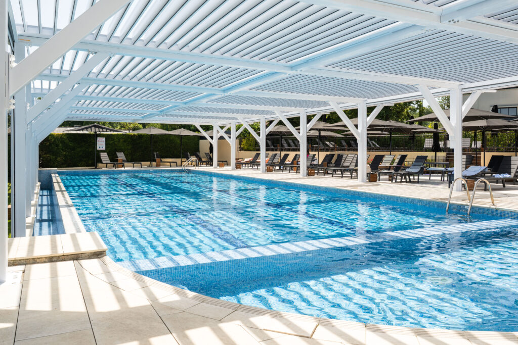 L'Hôtel Renaissance de Saint-Cloud : l'été sans partir 26 2026 06 15 Renaissance Piscine Antoine Pihen Photographe 10
