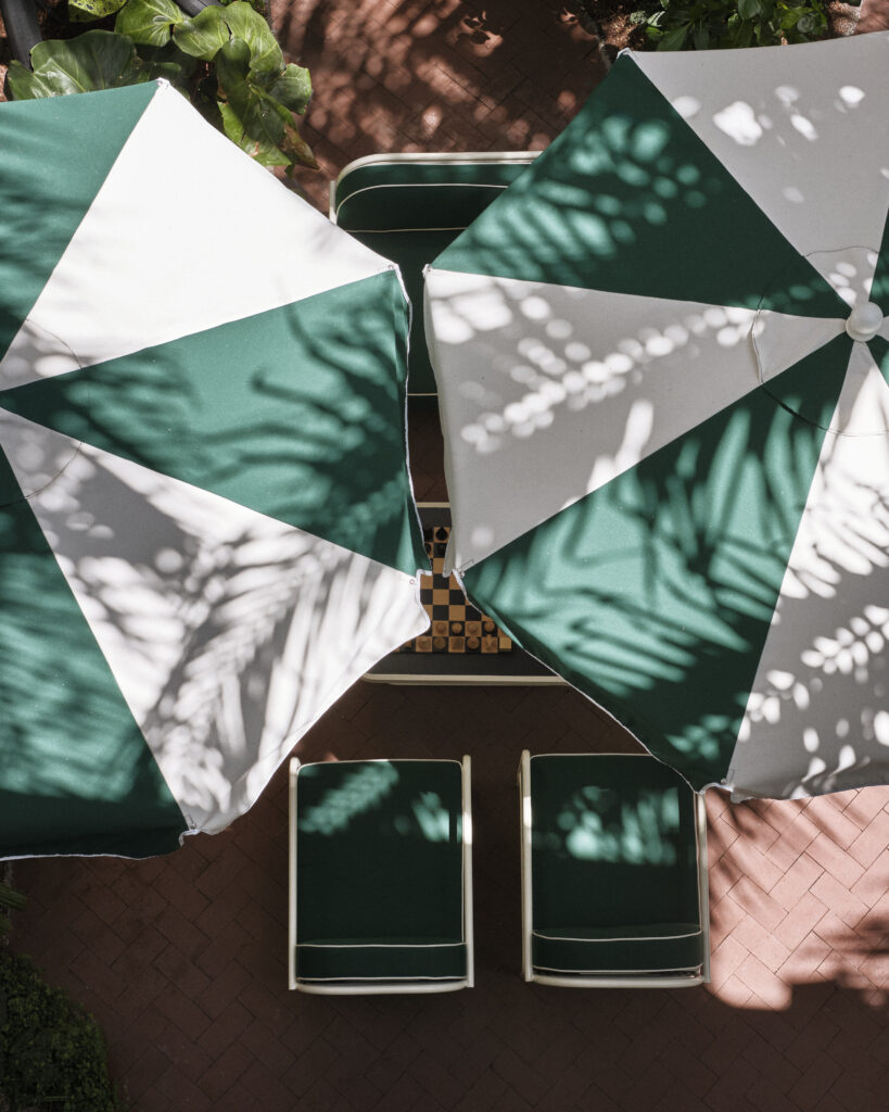 Le Perroquet: A Place Where Florida Hospitality Takes on a Homey Feel 36 26028 Perroquet Handheld 220