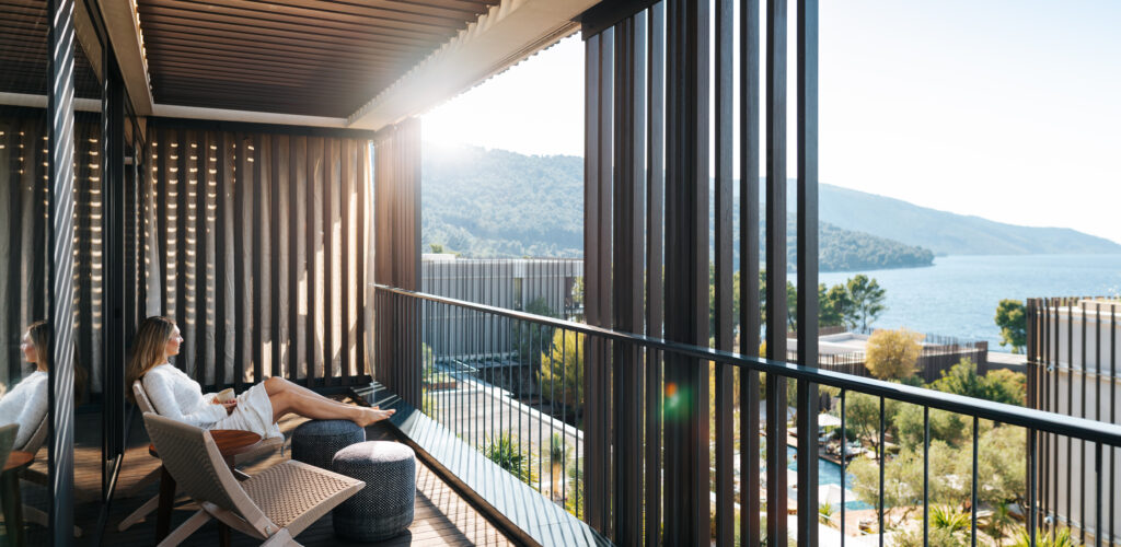 Maslina Resort, Hvar : le luxe qui réunit ce que le monde sépare 44 40 Maslina Resort LIFESTYLE Panoramic Room Simun Situm