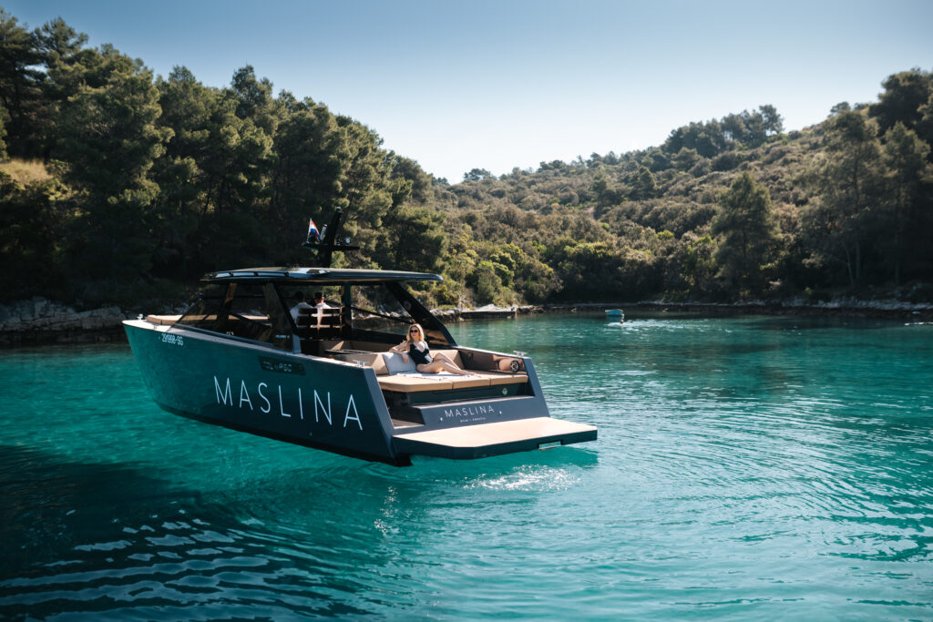 Maslina Resort, Hvar : le luxe qui réunit ce que le monde sépare 47 43 Maslina Resort LIFESTYLE Maslina Boats Simun Situm