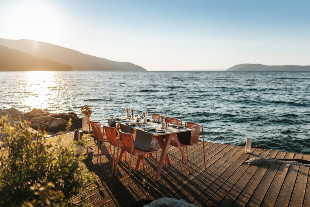 Maslina Resort, Hvar : le luxe qui réunit ce que le monde sépare 56 54 Maslina Resort LIFESTYLE Seaside Dining Simun Situm