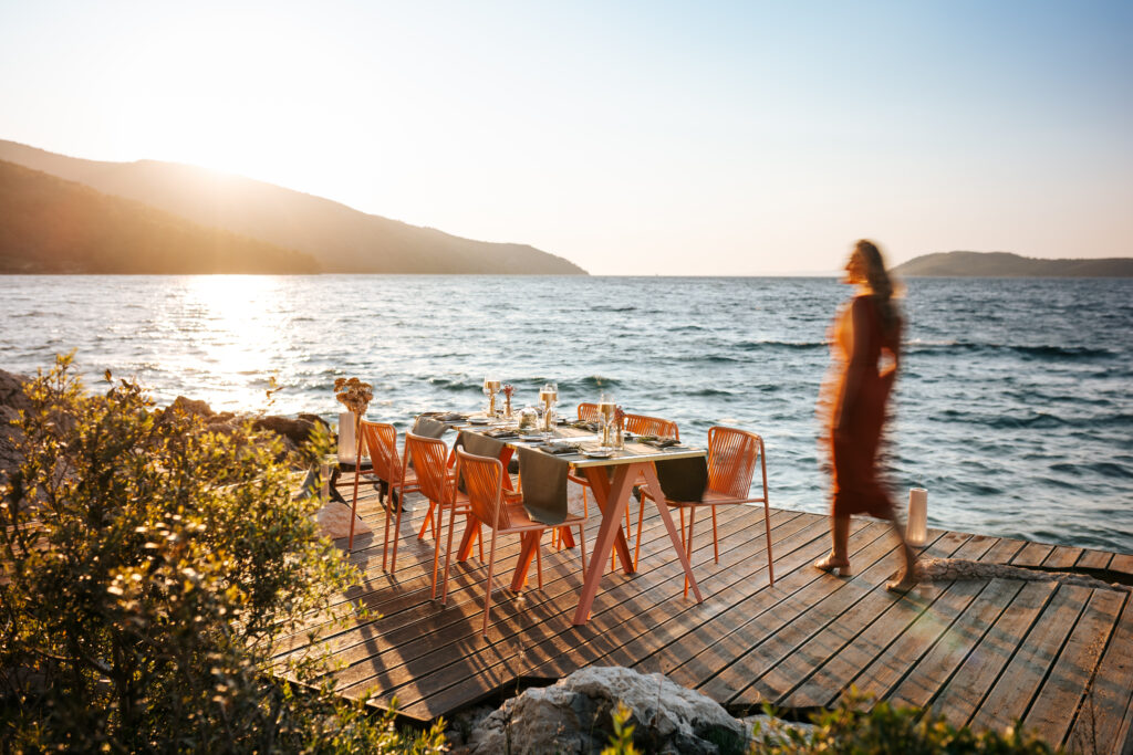 Maslina Resort, Hvar : le luxe qui réunit ce que le monde sépare 58 56 Maslina Resort LIFESTYLE Seaside Dining Simun Situm