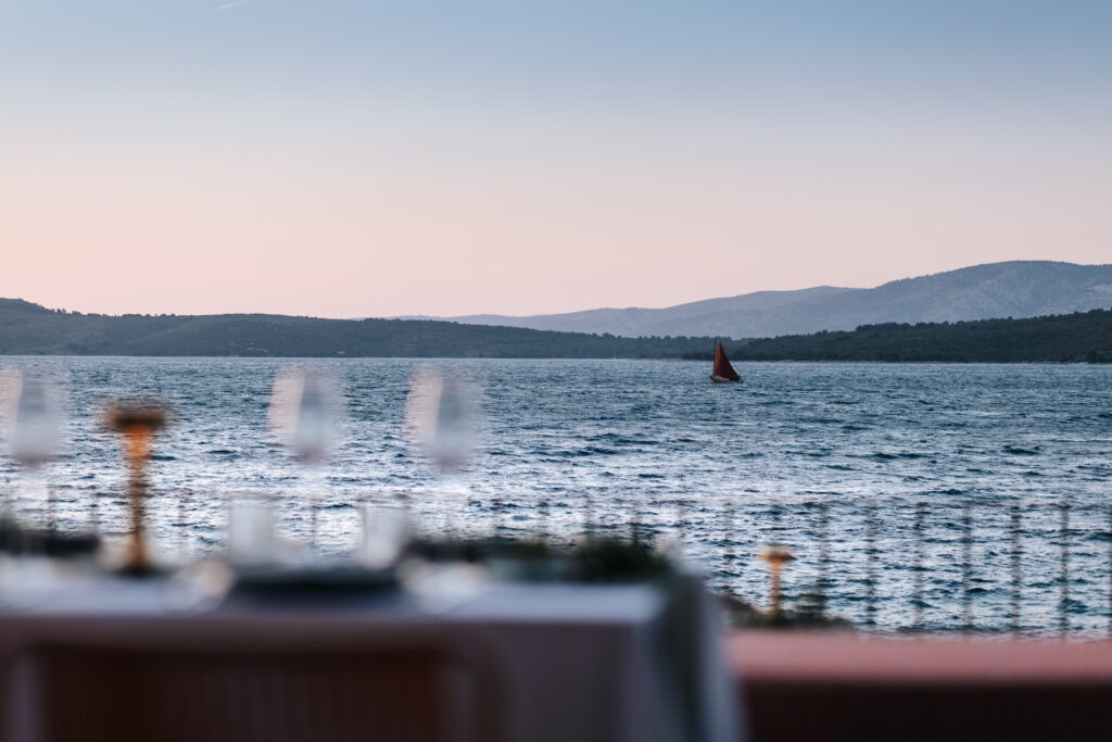 Maslina Resort, Hvar : le luxe qui réunit ce que le monde sépare 59 64 Maslina Resort LIFESTYLE A Bay Dinner Simun Situm