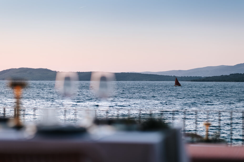 Maslina Resort, Hvar : le luxe qui réunit ce que le monde sépare 60 65 Maslina Resort LIFESTYLE A Bay Dinner Simun Situm