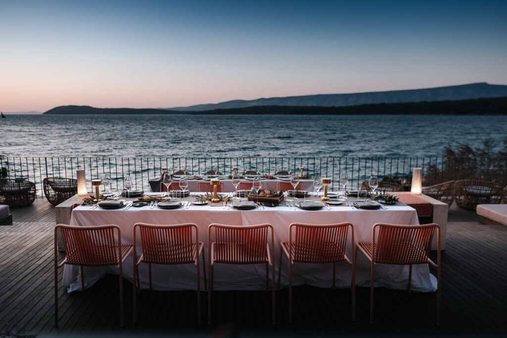 Maslina Resort, Hvar : le luxe qui réunit ce que le monde sépare 61 66 Maslina Resort LIFESTYLE A Bay Dinner Simun Situm