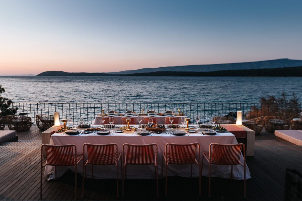 Maslina Resort, Hvar : le luxe qui réunit ce que le monde sépare 62 69 Maslina Resort LIFESTYLE A Bay Dinner Simun Situm
