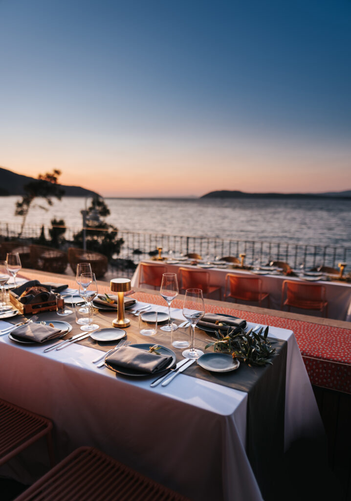 Maslina Resort, Hvar : le luxe qui réunit ce que le monde sépare 63 71 Maslina Resort LIFESTYLE A Bay Dinner Simun Situm
