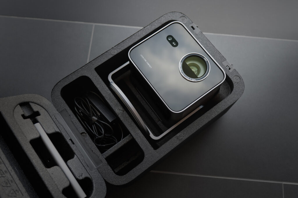 Leica Cine Compact 1: Home Theater on the Go 33 Ambient Compact Box offen 300