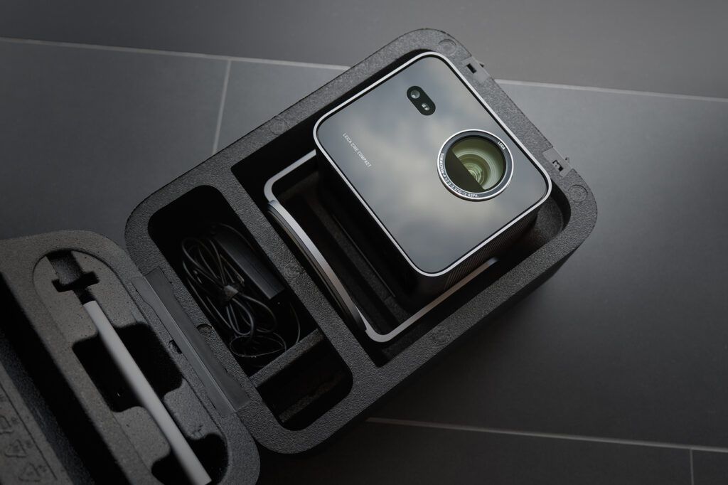 Leica Cine Compact 1: Home Theater on the Go 32 Ambient Compact Box offen 72