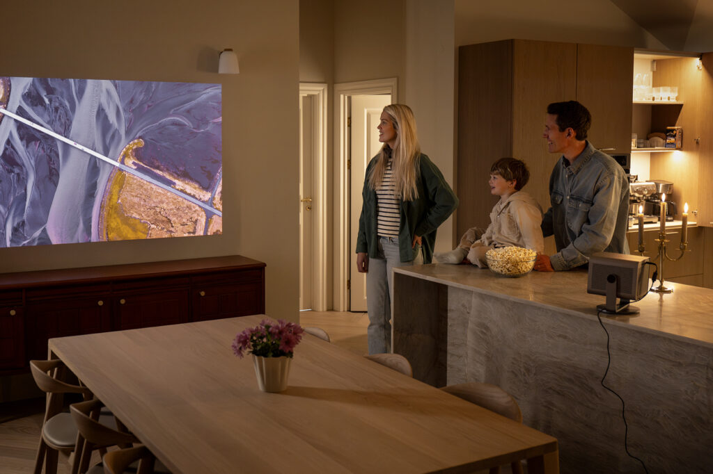 Leica Cine Compact 1: Home Theater on the Go 36 Ambient Compact Family 2 72