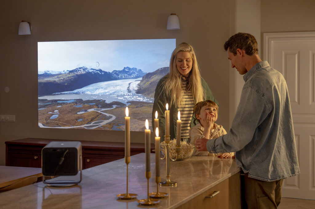 Leica Cine Compact 1: Home Theater on the Go 34 Ambient Compact Family 72