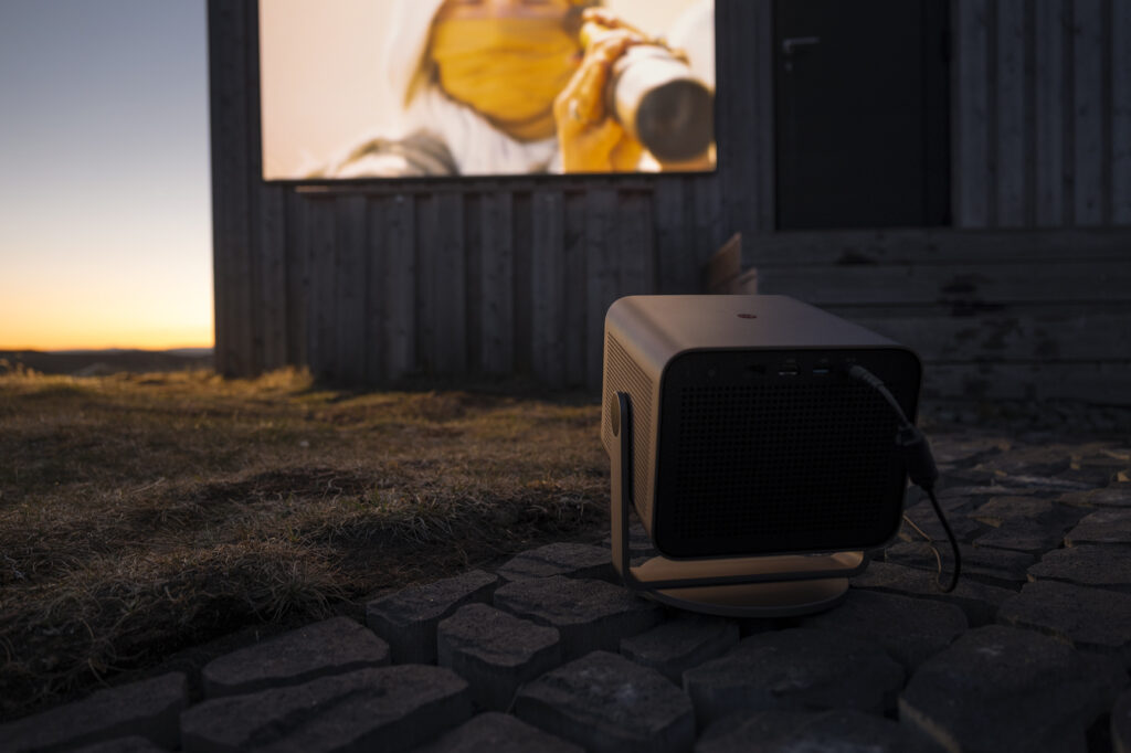 Leica Cine Compact 1: Home Theater on the Go 40 Ambient Compact Projector Cabin 72