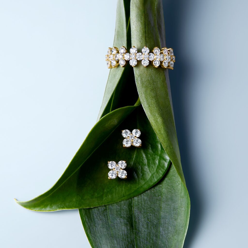 Ce que les fleurs savent de l'or 25 Bucherer Fine Jewellery Collection Classics Bloom Boucles doreilles Bague Or jaune et diamants Still Life