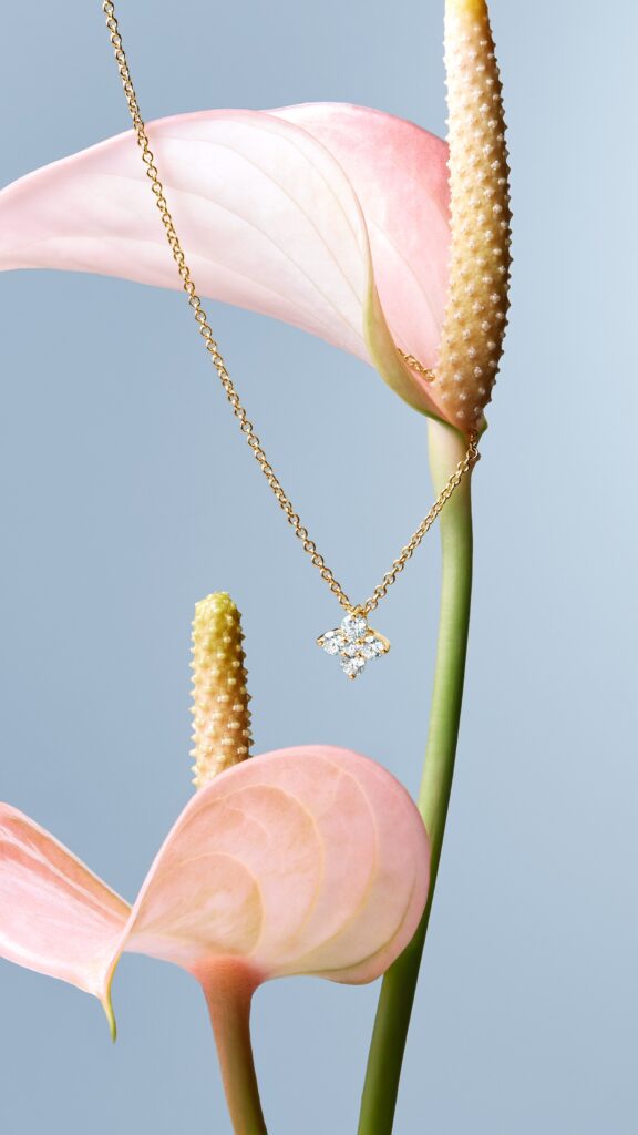 Ce que les fleurs savent de l'or 26 Bucherer Fine Jewellery Collection Classics Bloom Or jaune et diamants Collier Still Life