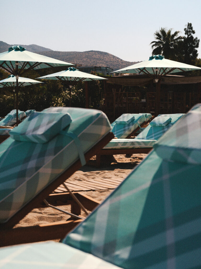 Burberry s’étend sur la Riviera athénienne : le Check en turquoise, l’été comme géographie 29 Burberry x OneOnly Aesthesis Takeover10