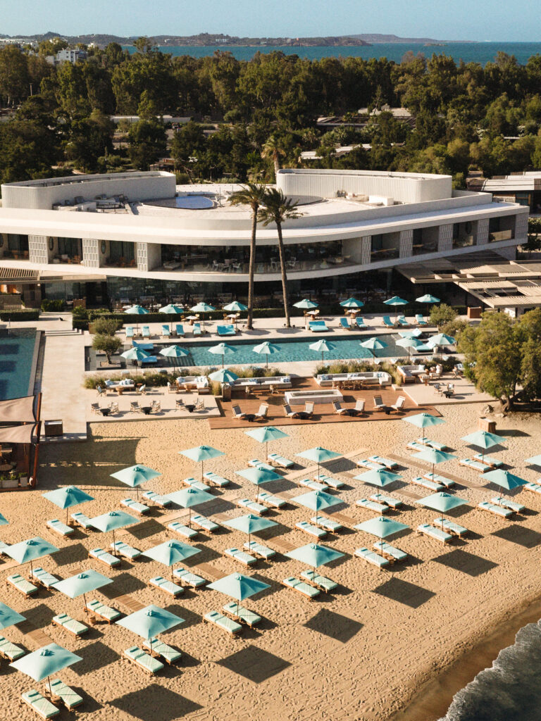Burberry s’étend sur la Riviera athénienne : le Check en turquoise, l’été comme géographie 33 Burberry x OneOnly Aesthesis Takeover19
