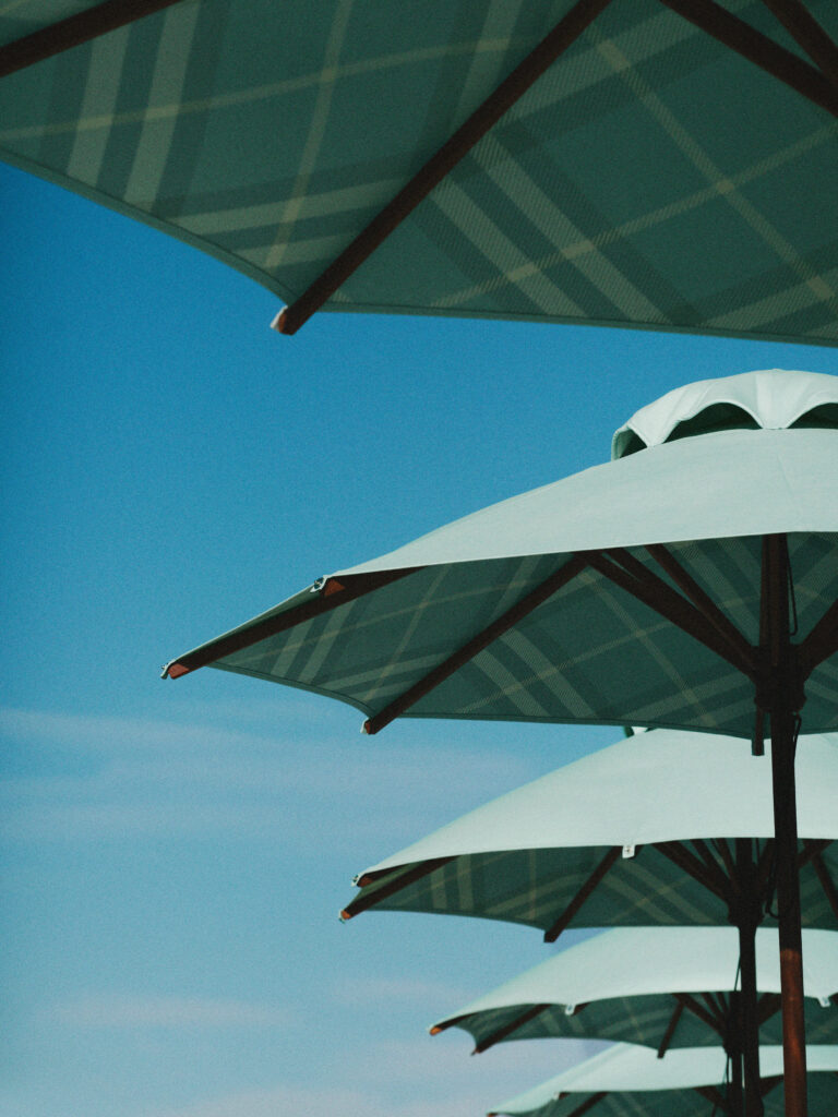 Burberry s’étend sur la Riviera athénienne : le Check en turquoise, l’été comme géographie 25 Burberry x OneOnly Aesthesis Takeover2