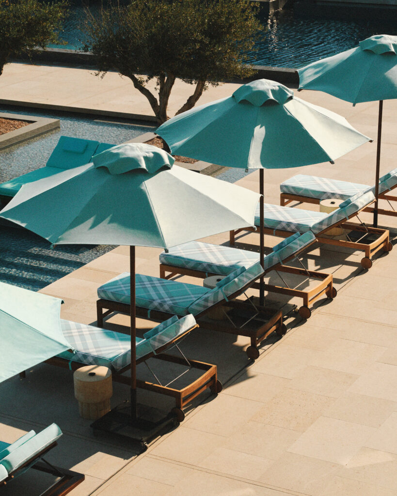 Burberry s’étend sur la Riviera athénienne : le Check en turquoise, l’été comme géographie 34 Burberry x OneOnly Aesthesis Takeover21