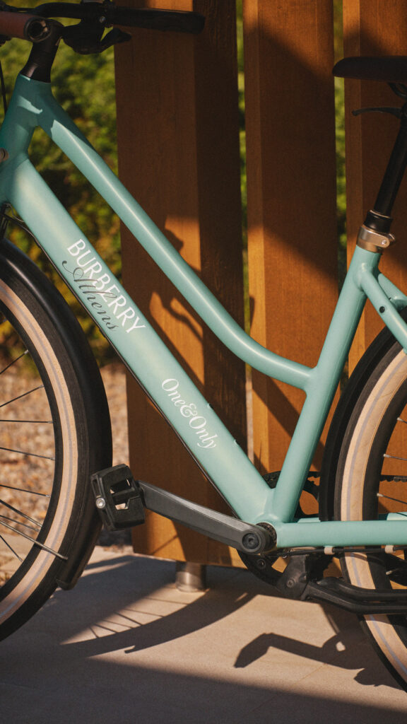 Burberry s’étend sur la Riviera athénienne : le Check en turquoise, l’été comme géographie 35 Burberry x OneOnly Aesthesis Takeover24