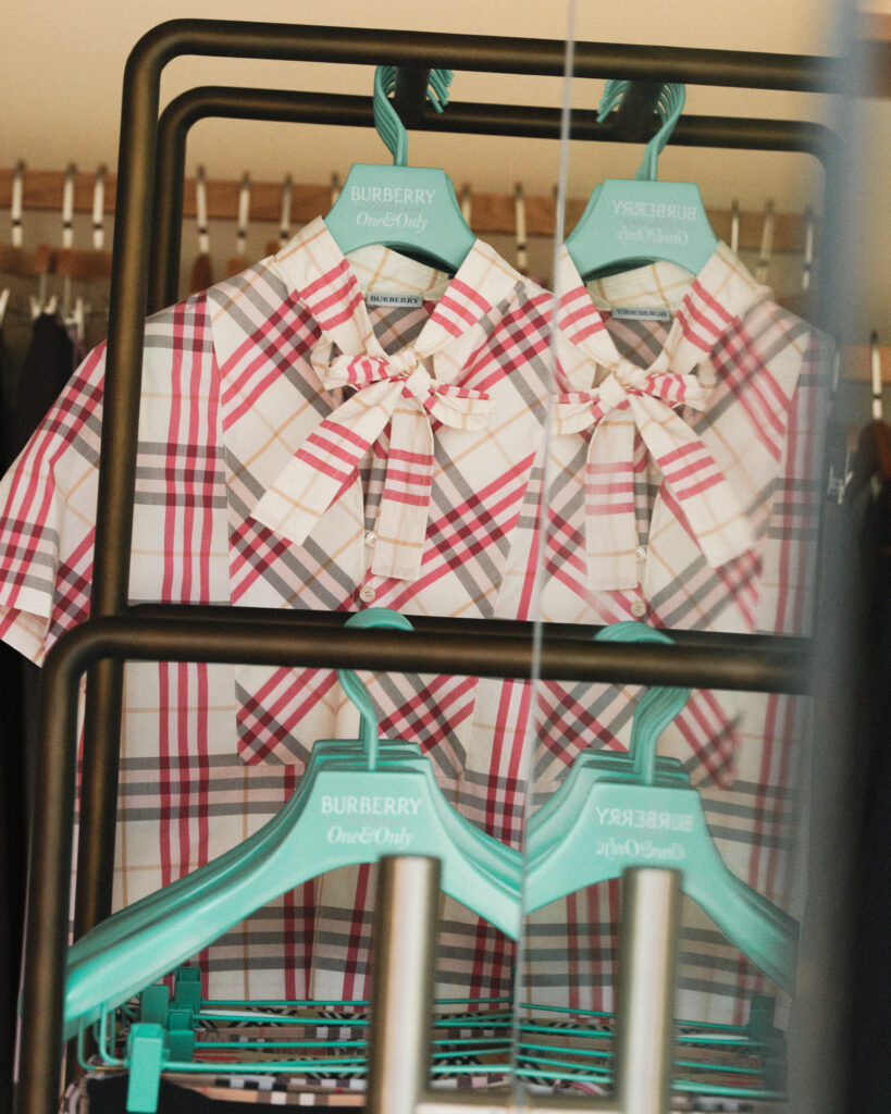 Burberry s’étend sur la Riviera athénienne : le Check en turquoise, l’été comme géographie 36 Burberry x OneOnly Aesthesis Takeover26