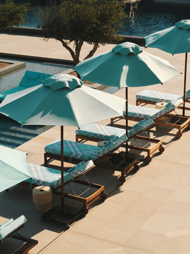 Burberry s’étend sur la Riviera athénienne : le Check en turquoise, l’été comme géographie 37 Burberry x OneOnly Aesthesis Takeover28