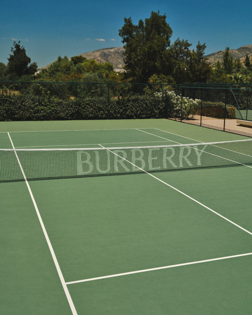 Burberry s’étend sur la Riviera athénienne : le Check en turquoise, l’été comme géographie 26 Burberry x OneOnly Aesthesis Takeover3