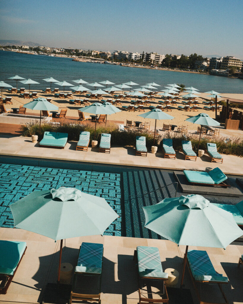 Burberry s’étend sur la Riviera athénienne : le Check en turquoise, l’été comme géographie 27 Burberry x OneOnly Aesthesis Takeover8