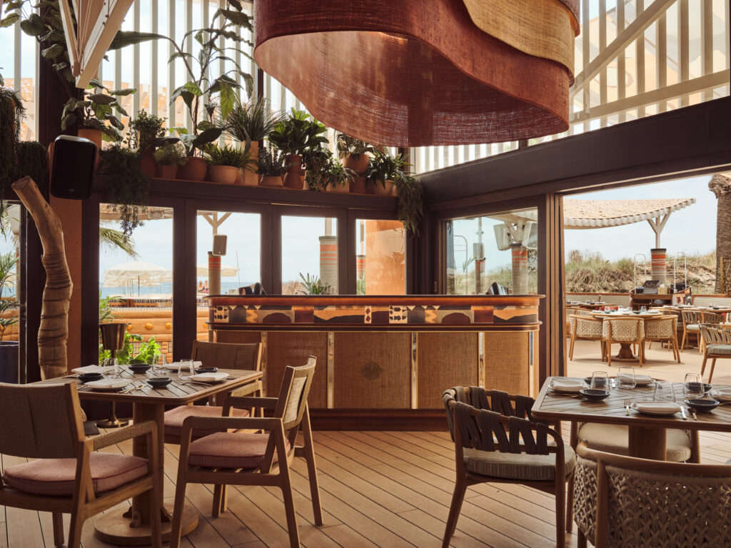 COYA débarque à Ibiza : l’Amérique latine comme art de vivre en Méditerranée 31 COYA IBIZA Beach Restaurant Interior DJ 2