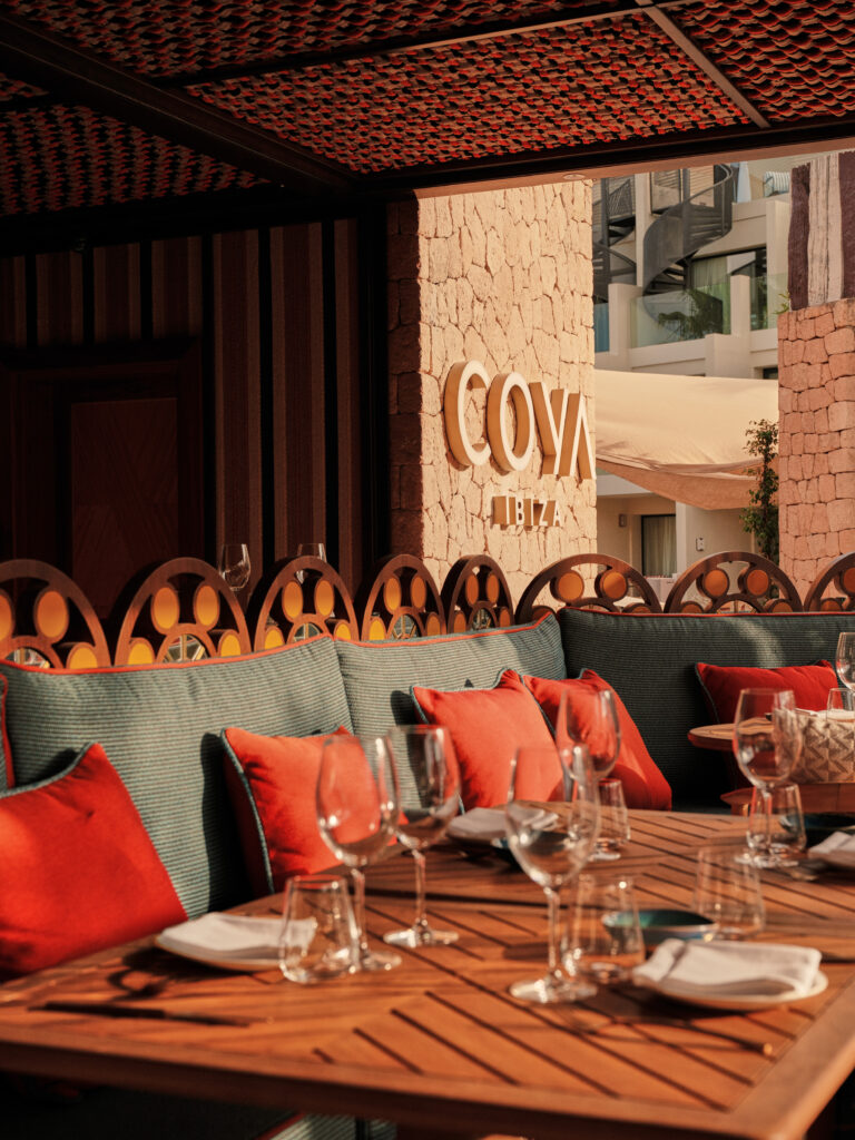 COYA débarque à Ibiza : l’Amérique latine comme art de vivre en Méditerranée 38 COYA IBIZA Main Restaurant Vertical