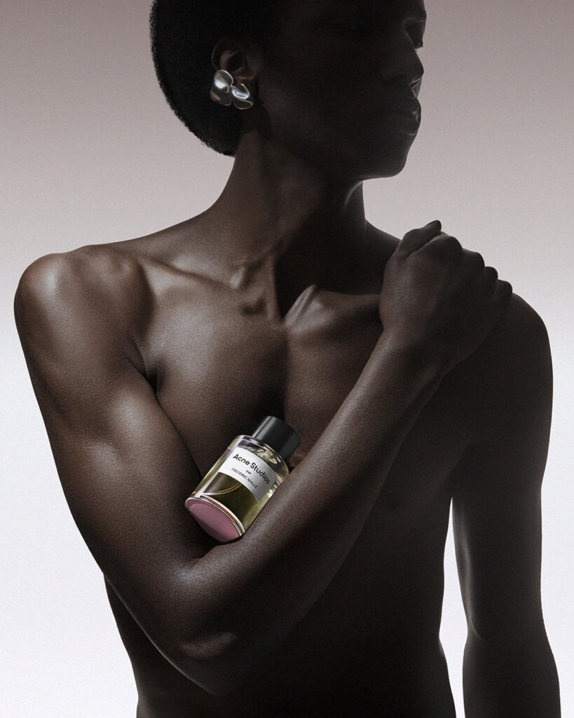 Frédéric Malle x Acne Studios : le corps comme territoire éditorial 25 FM FY27 AcneStudiosBathandBody AS50ML Model 1 1080x1350