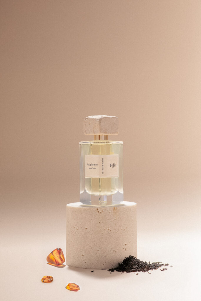 FOLIA Paris, the perfumery in the background 28 FOLIA Visuels Amphitrite Lifestyle 04