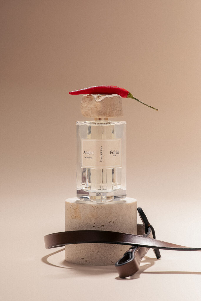 FOLIA Paris, the perfumery in the background 33 FOLIA Visuels Anglet lifestyle 02