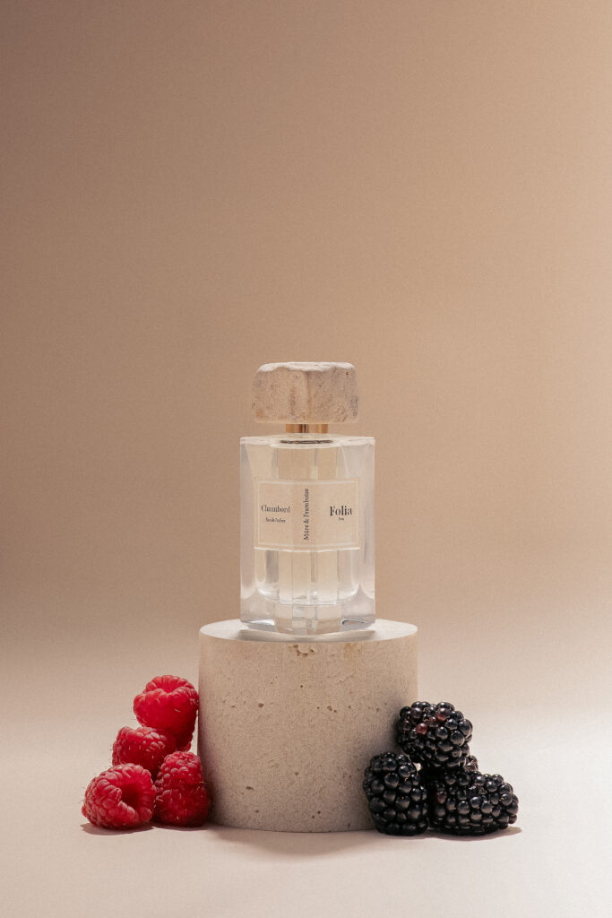 FOLIA Paris, the perfumery in the background 36 FOLIA Visuels Chambord lifestyle 02