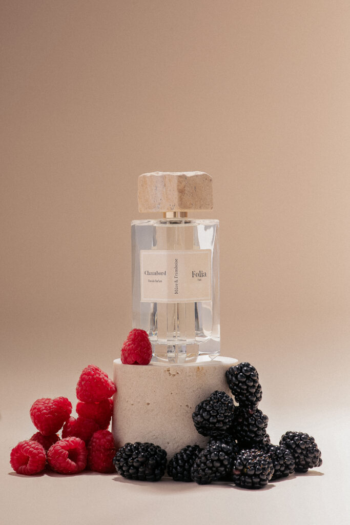 FOLIA Paris, the perfumery in the background 37 FOLIA Visuels Chambord lifestyle 03