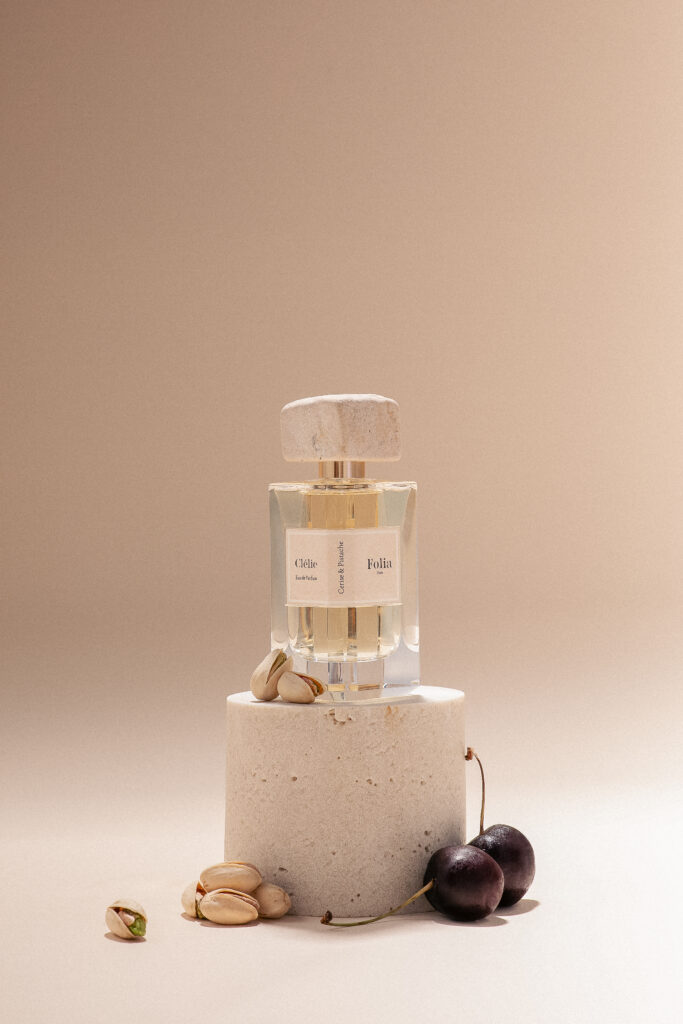 FOLIA Paris, the perfumery in the background 39 FOLIA Visuels Clelie lifestyle 01