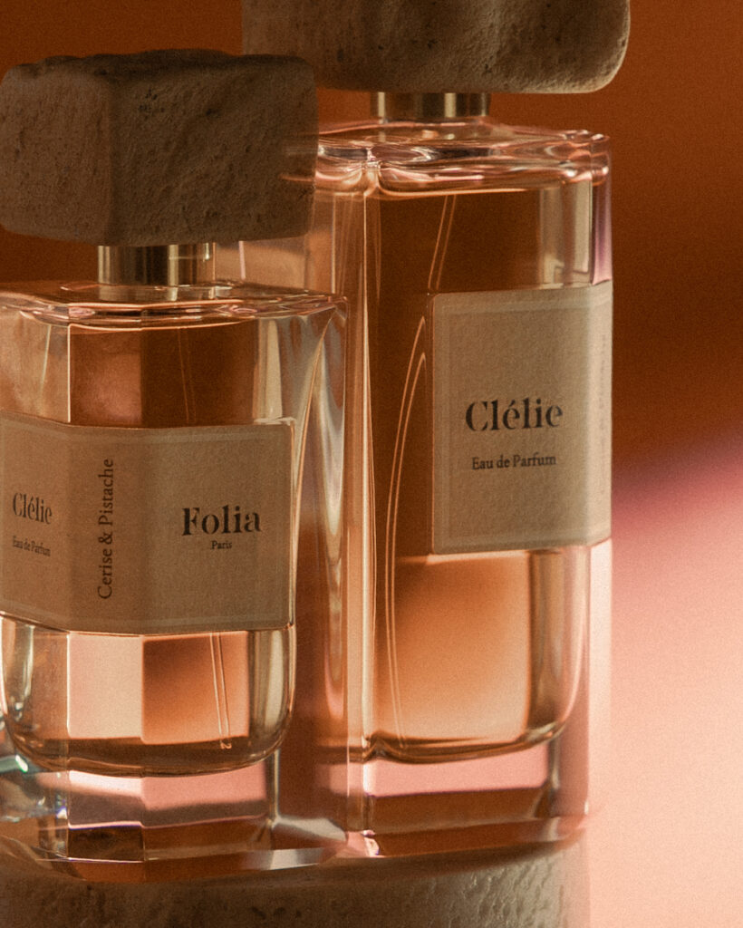 FOLIA Paris, the perfumery in the background 41 FOLIA Visuels Clelie lifestyle 03