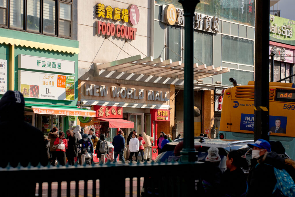 Queens, le borough où New York recompose son récit 32 Flushing New World Mall Queens NYC Photo Gabby Jones 01