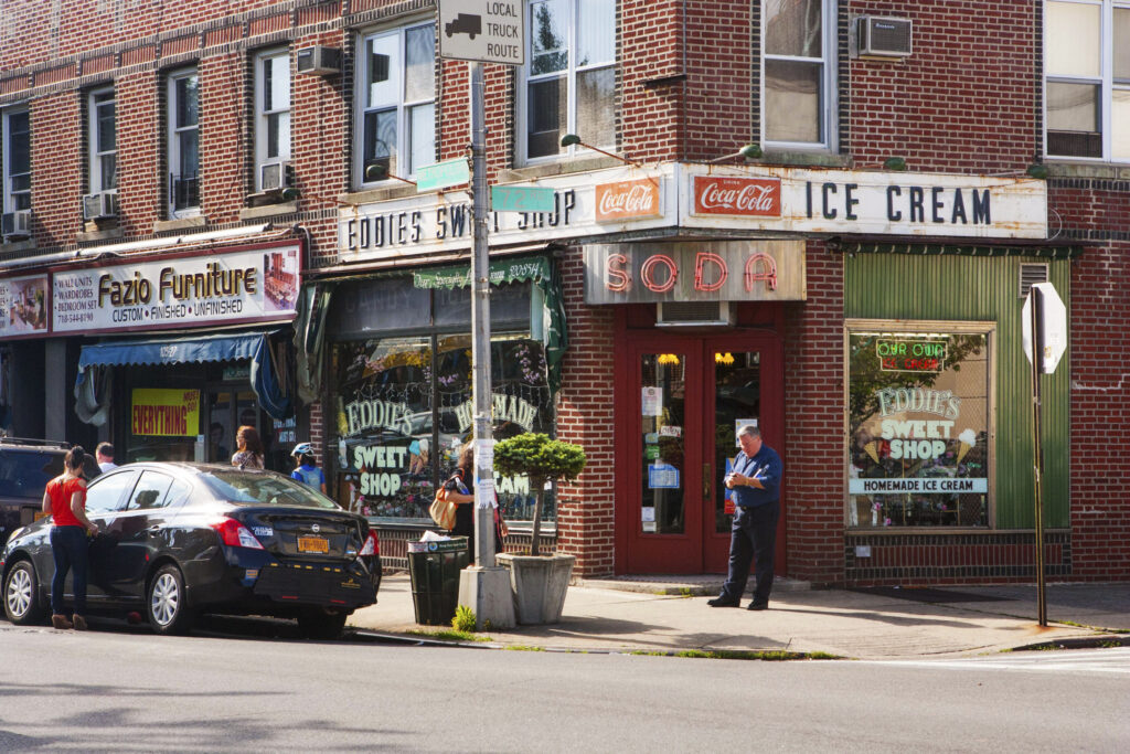 Queens, le borough où New York recompose son récit 35 Forest Hills Soda Store Queens NYC Photo Kate Glicksberg