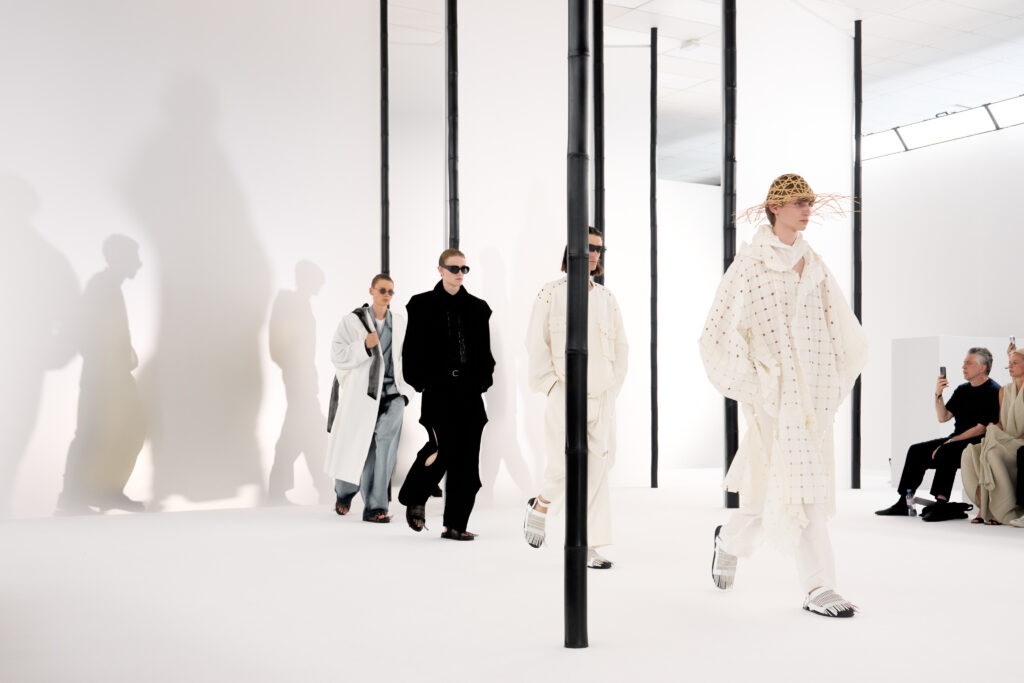 In Praise of Bamboo Shadows : Issey Miyake Men et le vêtement comme philosophie 110 IM MEN SHOW IMAGES 5 2x3 HIGH