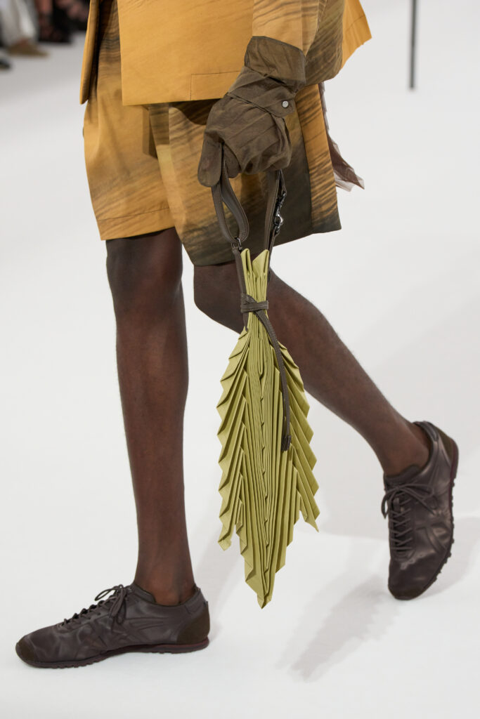 In Praise of Bamboo Shadows : Issey Miyake Men et le vêtement comme philosophie 61 ISSEY MIYAKE FOOT 01 Cedar Brown Maroon 2X3