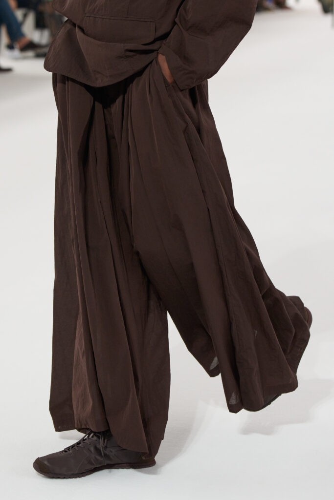 In Praise of Bamboo Shadows : Issey Miyake Men et le vêtement comme philosophie 63 ISSEY MIYAKE FOOT 02 Cedar Brown Maroon 2X3 1