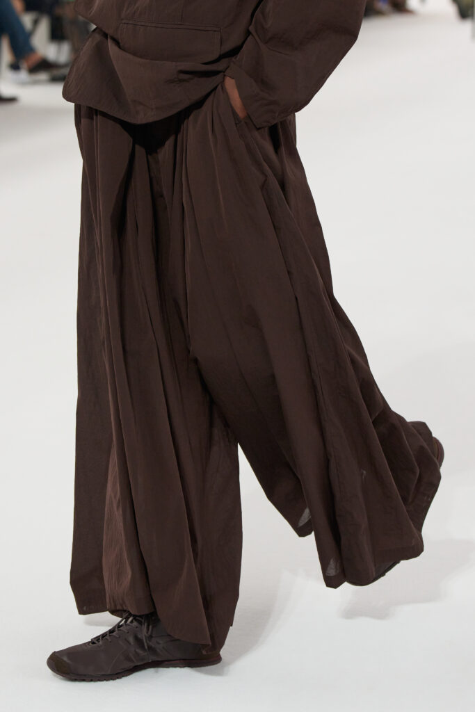 In Praise of Bamboo Shadows : Issey Miyake Men et le vêtement comme philosophie 58 ISSEY MIYAKE FOOT 02 Cedar Brown Maroon 2X3