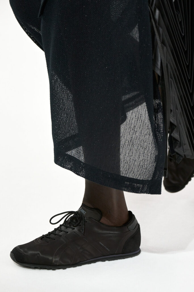 In Praise of Bamboo Shadows : Issey Miyake Men et le vêtement comme philosophie 62 ISSEY MIYAKE FOOT Black Graphite 2X3 1