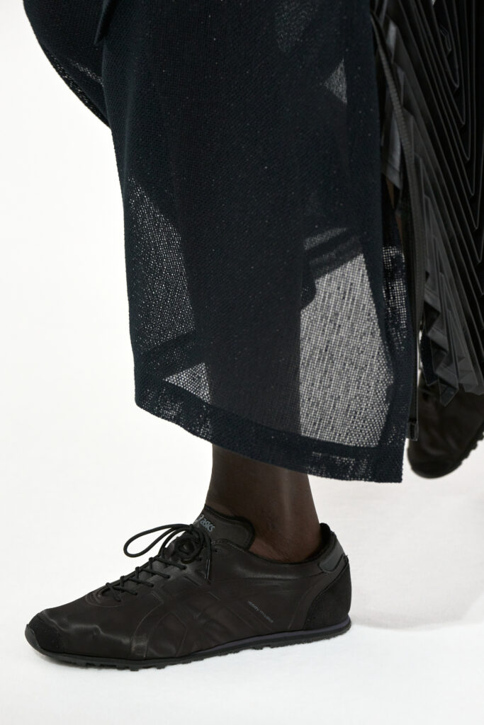 In Praise of Bamboo Shadows : Issey Miyake Men et le vêtement comme philosophie 57 ISSEY MIYAKE FOOT Black Graphite 2X3
