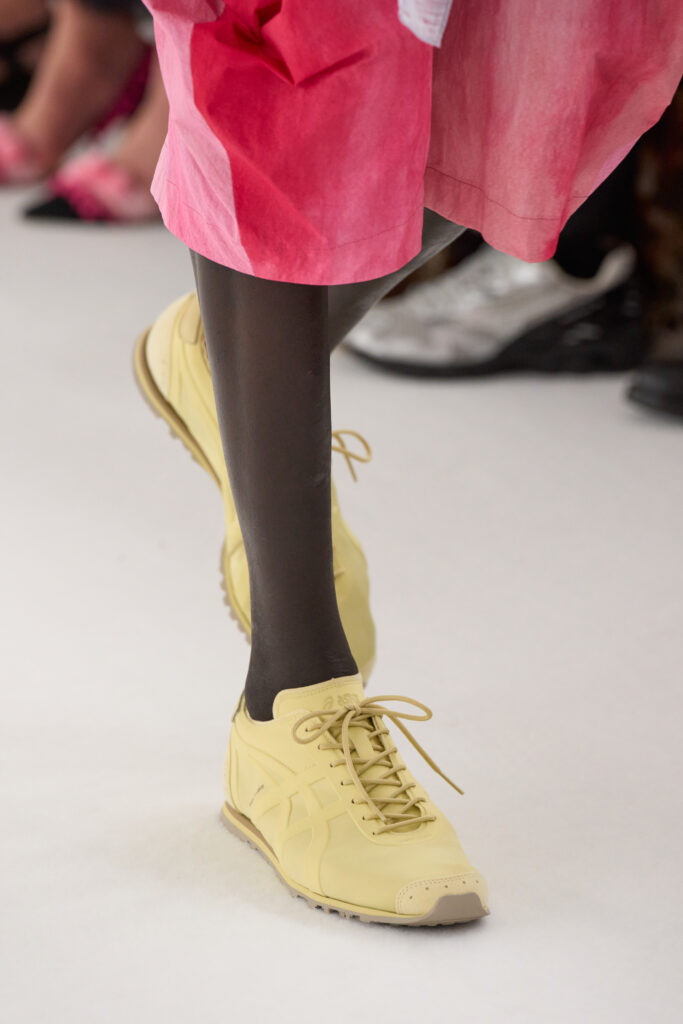 In Praise of Bamboo Shadows : Issey Miyake Men et le vêtement comme philosophie 59 ISSEY MIYAKE FOOT Tender Yellow Sand Taupe 01 2X3